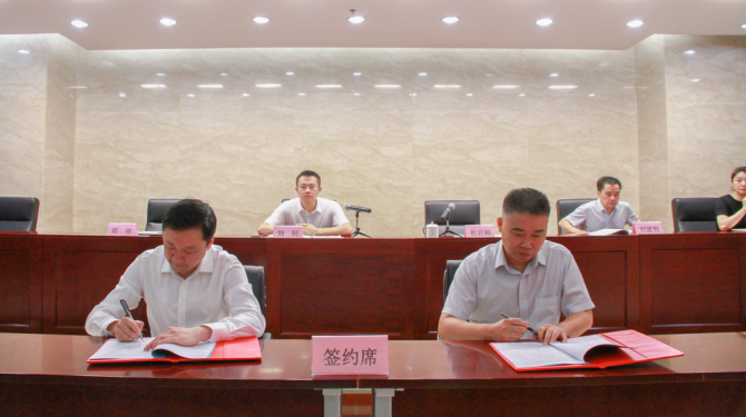 西投控股舉行公司經(jīng)理層及全資子公司、主要控股公司經(jīng)理層崗位聘任協(xié)議簽訂儀式