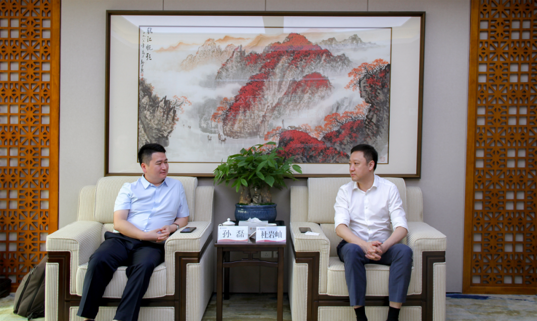 西安投資控股黨委書(shū)記、董事長(zhǎng)杜巖岫會(huì)見(jiàn)西南證券江蘇分公司副總經(jīng)理一行