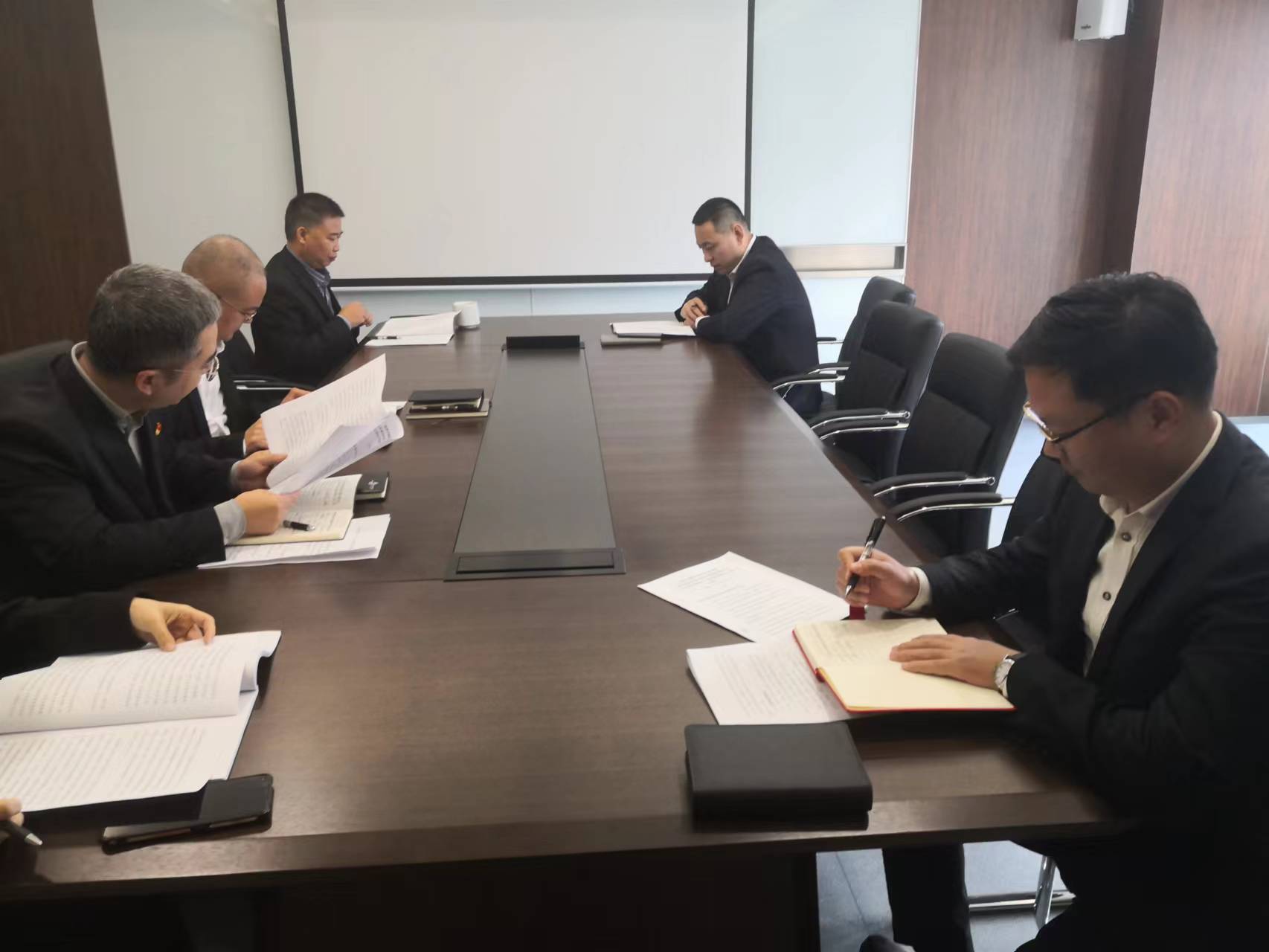 法律事務(wù)中心與風險合規(guī)中心聯(lián)合黨支部組織全體黨員學習二十大報告