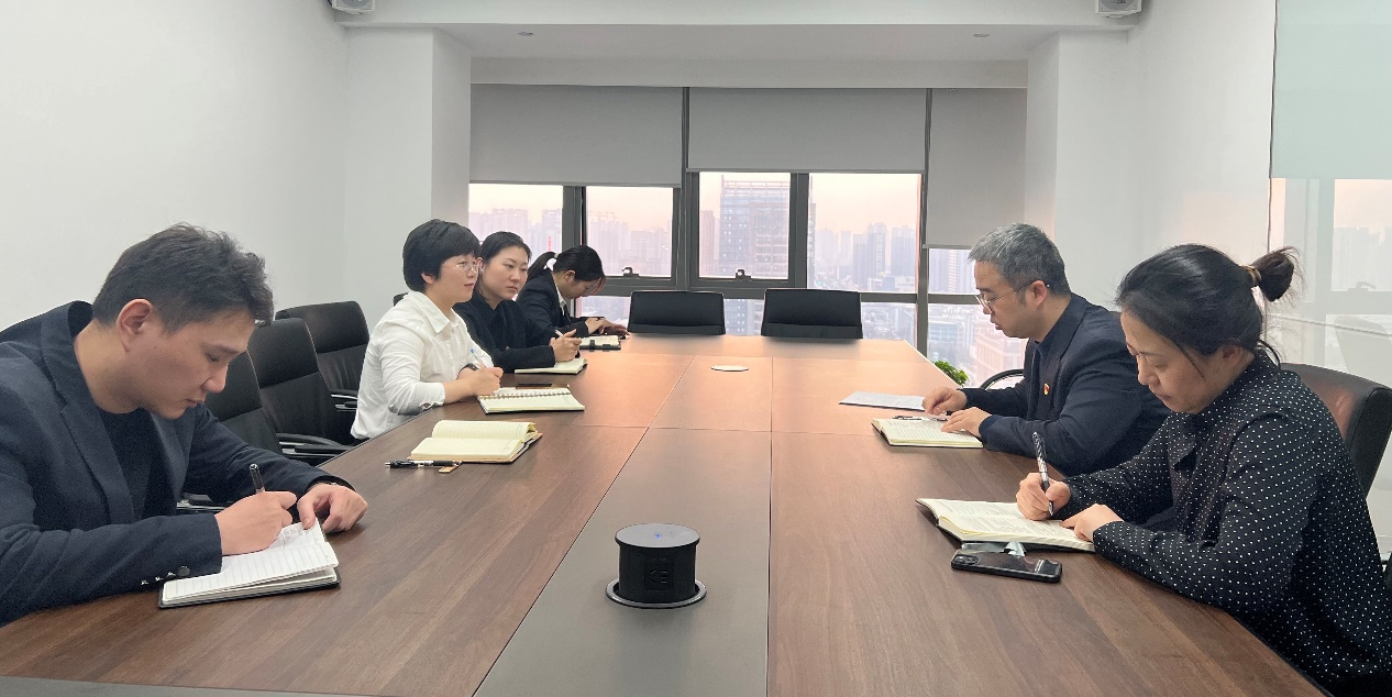 努力把準(zhǔn)斗爭(zhēng)方向，堅(jiān)定斗爭(zhēng)意志——法律事務(wù)中心召開(kāi)會(huì)議傳達(dá)黨課精神